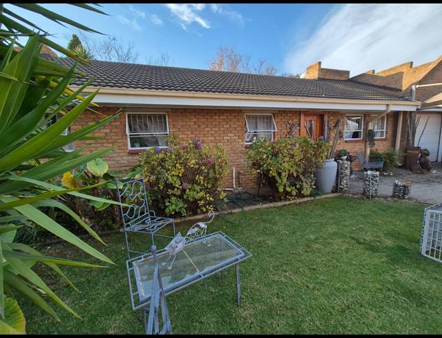 2 BEDROOM TOWNHOUSE FOR SALE IN VANDERBIJLPARK SW 5